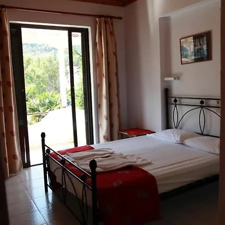 Makis Guest house *